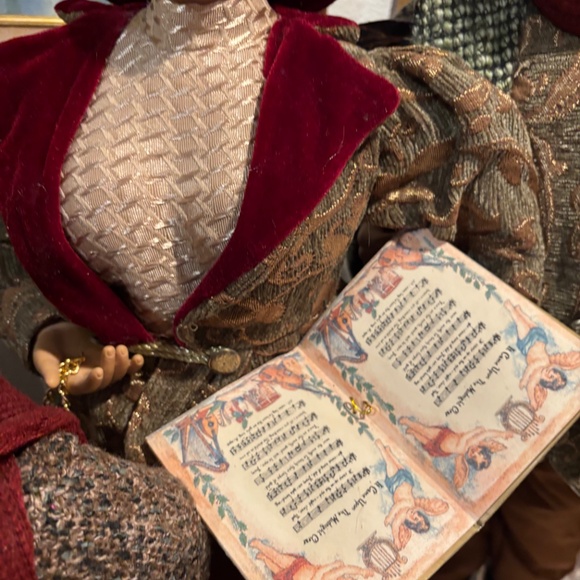 Carolers figurines 4 Christmas real clothing resin. The tallest 28”& 20” Rare - Picture 9 of 16